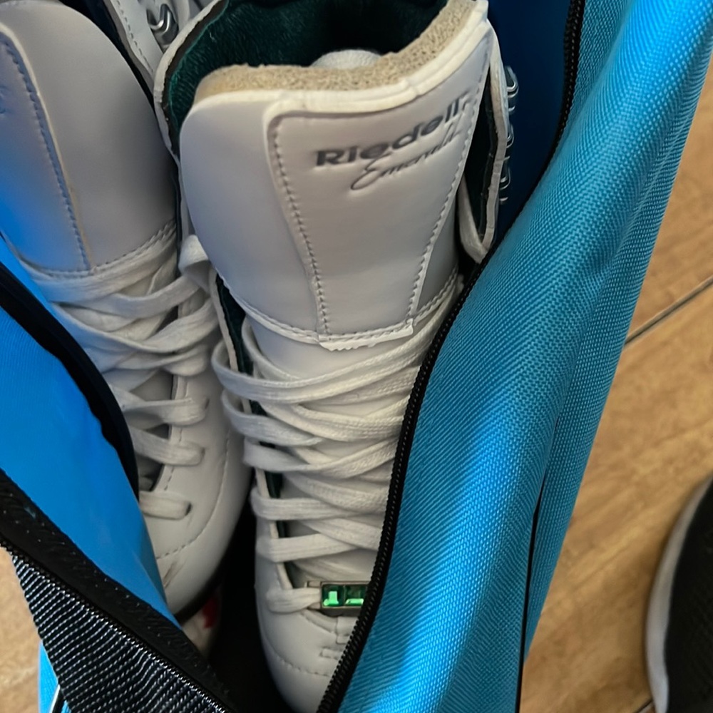 Pair of EUC  Riedel Emerald Ice skates Luna blades case